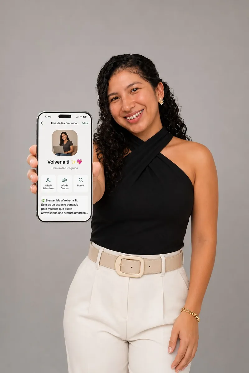 Johana Ortiz sonriendo en su espacio de trabajo